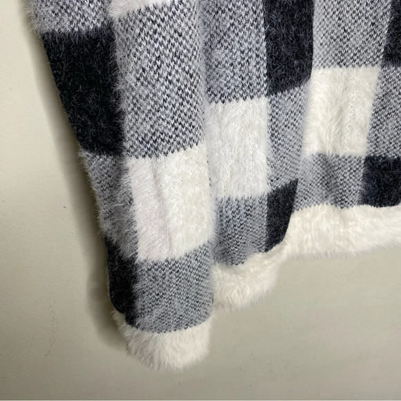 ✨NWT Express Black White Buffalo Plaid Fuzzy Oversized Sweater Women's Size XL - Picture 6 of 9